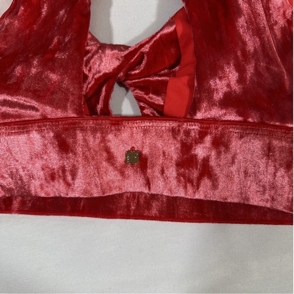 NWT $60 Fabletics [ Medium ] Crushed Velour Sports Bra in Strawberry‎ Red #U1168 - Picture 7 of 9